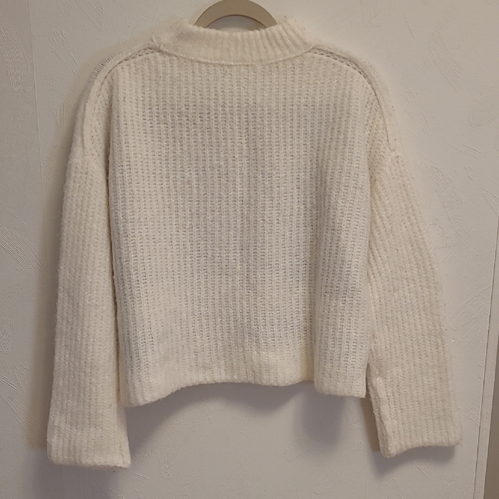 Elan White and Black Patterned Crew Neck Sweater - Picture 13 of 13